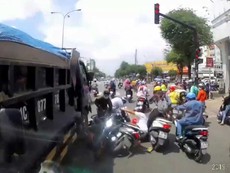 Video: Xe tải mất thắng, tông nhiều xe máy dừng đèn đỏ