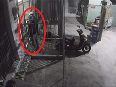 Video: Trộm đột nhập lấy ba xe máy ở Thủ Đức