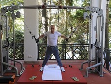 Cuối tuần sôi động: Tổng thống Nga Putin tập gym, xem võ