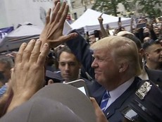Video: Trump đi bỏ phiếu bầu, người dân la ó phản đối
