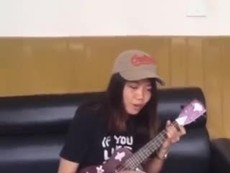 Clip: Ngất ngây với đội trưởng tuyển Việt Nam vừa đàn vừa hát