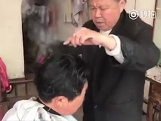 Uốn tóc bằng kìm rèn nóng đỏ