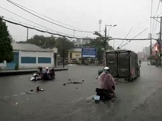 Clip: Thủ Đức ngập, kẹt xe dưới cơn mưa chiều