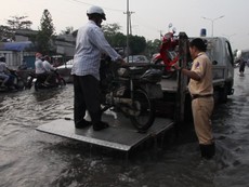 CSGT cứu xe chết máy của người dân qua khỏi điểm ngập