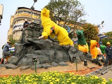 Công nhân tất bật thi công đường hoa Nguyễn Huệ