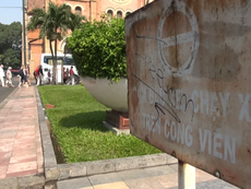 Biển hướng dẫn giao thông phản cảm