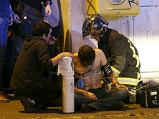 Clip hiện trường vụ khủng bố ở Paris, 158 người chết