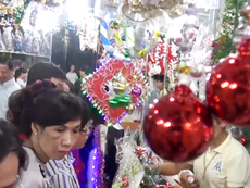 Clip: Người Sài Gòn nhộn nhịp mua sắm đồ trang trí Noel