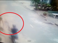 Clip quét rác trước cổng nhà bị cướp giật dây chuyền vàng