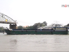 Sau thời gian ách tắc, tàu thuyền được lưu thông qua cầu Ghềnh