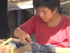 Beo - cậu bé sửa giày miễn phí cho người nghèo