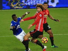 Chỉ vài phút vào sân, Fellaini thành 'tội đồ' của M.U