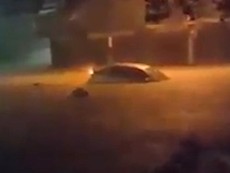 Clip: Nước mưa cuốn trôi ô tô đang đậu trên đường phố