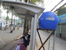Phun sương ở trạm chờ xe buýt, nhiều ý kiến trái chiều