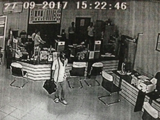 Camera ghi lại toàn bộ vụ cướp ngân hàng ở Vĩnh Long