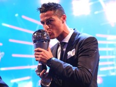Ronaldo nhận quả bóng vàng trên tháp Eiffel