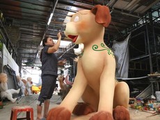 Gia đình nhà chó chuẩn bị xuống đường hoa Nguyễn Huệ