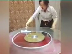 Khi nhân viên xem việc lau dọn bàn là... nghệ thuật