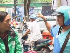 Tài xế lao đao khi Uber, Grab ‘về chung một nhà’