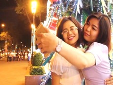 Clip người Sài Gòn xuống phố chơi Noel sớm