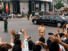 Người Sài Gòn đội mưa vẫy chào đoàn xe Tổng thống Obama