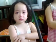 Clip bé gái vừa khóc vừa thanh minh với ba vô cùng đáng yêu