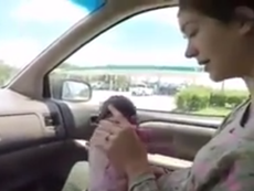 Clip: Cô gái chuyển dạ, sinh con ngay trong ôtô