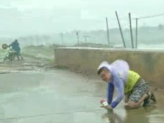 Kinh hoàng cơn lốc cao 100 m xuất hiện trong cơn bão Mujigae