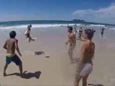 Clip: Chú chó chơi tưng bóng điêu luyện như cầu thủ chuyên nghiệp