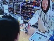 Clip cô gái tay không đánh tên cướp có súng bỏ chạy