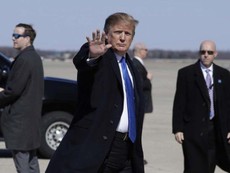Video: Ông Trump lên chuyên cơ Không lực Một đến Việt Nam