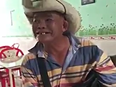 Ông lão bán vé số hát cải lương 'ngọt như mía lùi'