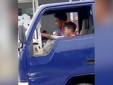 Clip:Bé trai lái xe tải chạy băng băng trên phố Sầm Sơn
