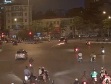 Camera ghi lại rõ nét vụ ô tô tông xe máy, kéo lê trên đường