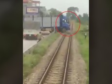 Tàu hỏa suýt đâm xe tải vì tài xế cố vượt qua đường ray