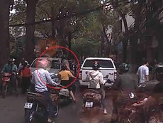 Ông Tây đấm vỡ kính ô tô đi ngược chiều ở Hà Nội