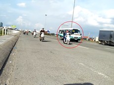 Clip: Xe buýt giả ‘chặt giá đẹp’ trên quốc lộ 51
