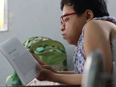 Cô gái xương thủy tinh đem tri thức đến với trẻ em nghèo