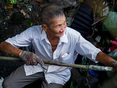 40 năm miệt mài vớt rác không công trên kênh