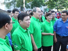 Lãnh đạo TP.HCM cùng người dân xuống kênh dọn rác