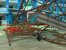 Hiện trường vụ sập giàn giáo khiến 25 học sinh bị thương