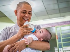 Người cha độc thân của 80 đứa trẻ