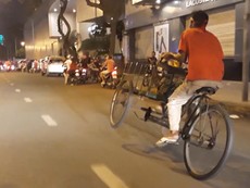 Người đàn ông chạy xích lô bằng 2 bánh 'đi bão' ở Sài Gòn