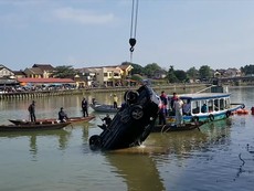 Hiện trường vụ ô tô lao xuống sông ở Hội An