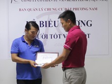 Tuyên dương nhân viên vệ sinh trả 7.400 USD