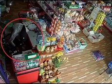 Đánh lạc hướng để trộm 40 triệu đồng và 2 điện thoại di động