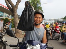 Rủ nhau mua ủng hộ trại cá tầm bị lũ cuốn