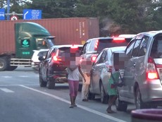 Video: Cảnh trẻ đeo bám du khách, vịn cửa ô tô ăn xin ở TP.HCM