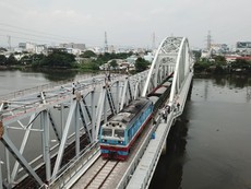 Cận cảnh chuyến tàu đầu tiên thông tuyến cầu sắt Bình Lợi mới