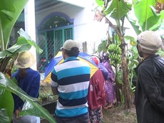Người dân dầm mưa xem thực nghiệm vụ xác người trong bê tông